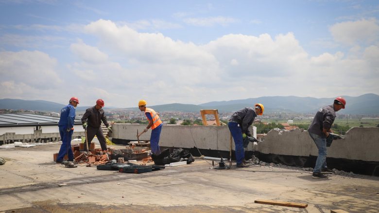 Komuna e Prishtinës vazhdon aksionin për rrënimin e objekteve pa leje