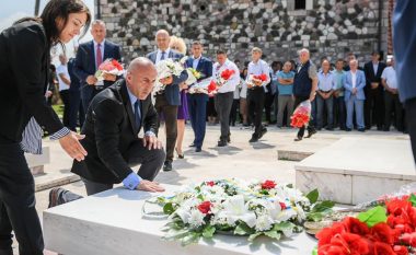 Haradinaj bënë homazhe te varri i babait: Në Kullën tënde, plak, në shtëpinë e mikut dhe Zotit, siç ti na e mësove