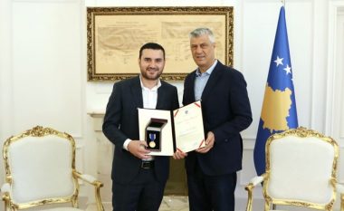 Thaçi dekoron një dëshmor me urdhrin “Hero i Kosovës”