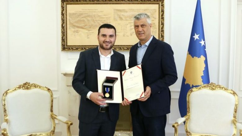 Thaçi dekoron një dëshmor me urdhrin “Hero i Kosovës”
