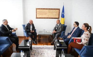 Haradinaj takohet më deputetin Hoxha dhe zëvendësministrin Balje, diskutojnë për hapjen e pikë kalimit kufitar në Restelicë