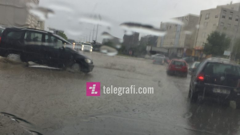 Rrebesh shiu në Prishtinë, vështirësi të mëdha në komunikacion (Video)
