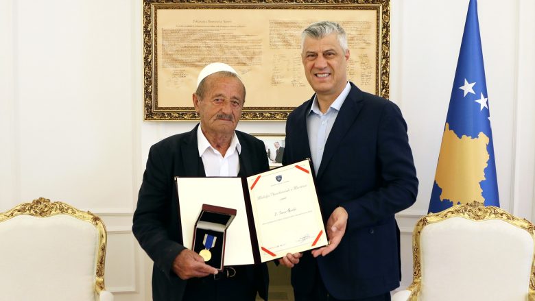Presidenti dekoron djalin e Sefë Mleqanit me Medaljen Presidenciale të Meritave