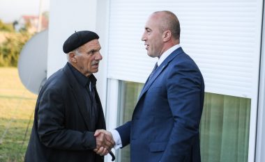 Haradinaj viziton nipin e heroit Hysen Tërpeza, i dhuron flamurin kombëtar dhe atë të Kosovës
