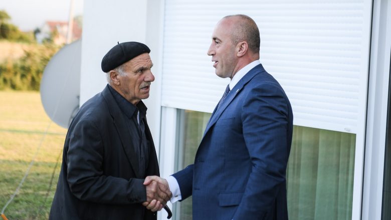 Haradinaj viziton nipin e heroit Hysen Tërpeza, i dhuron flamurin kombëtar dhe atë të Kosovës