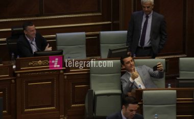 Kujtim Gashi shfrytëzon seancën e Kuvendit që të bëjë ‘selfie’ me Veselin (Foto)