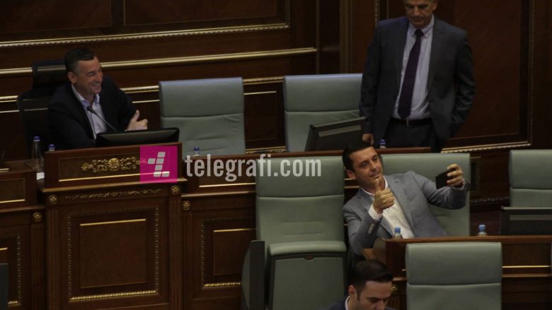 Kujtim Gashi shfrytëzon seancën e Kuvendit që të bëjë ‘selfie’ me Veselin (Foto)