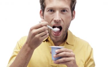 Meshkujt të cilët hanë jogurt dy herë në javë ulin rrezikun nga kanceri i zorrëve