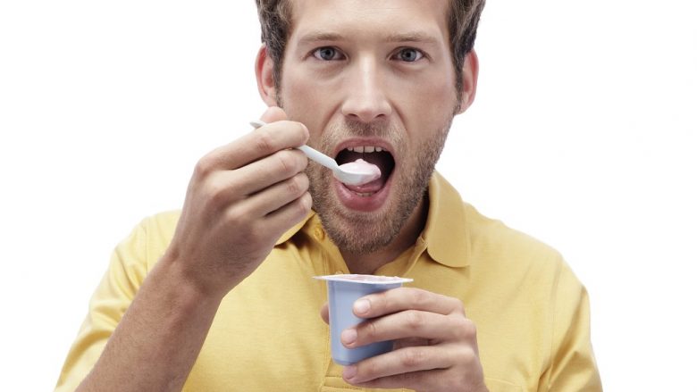 Meshkujt të cilët hanë jogurt dy herë në javë ulin rrezikun nga kanceri i zorrëve
