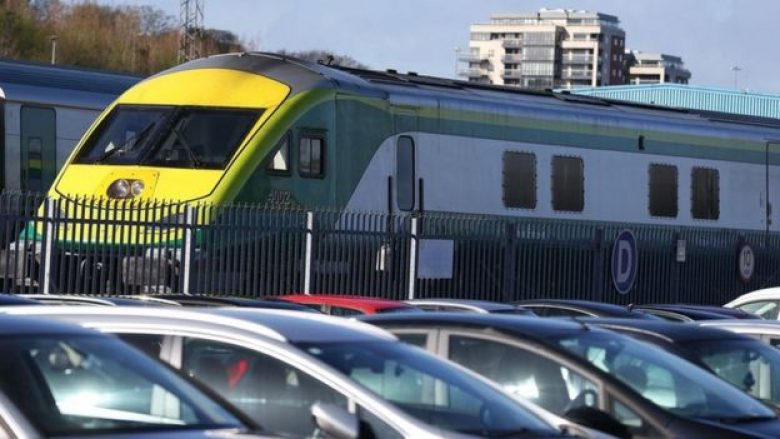 Lind në tren, menaxhmenti i hekurudhave në Irlandë i bëjnë dhuratë vogëlushes – udhëtim falas deri në moshën 25-vjeçe