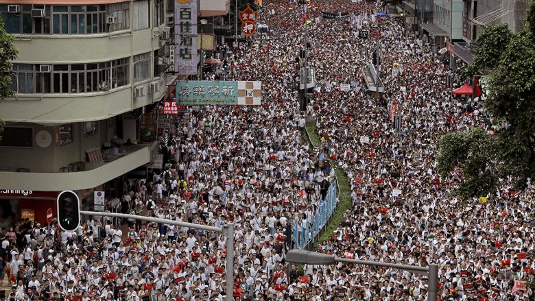 Protesta më e madhe në historinë e Hong Kongut, dy milionë njerëz i bashkohen kauzës (Video)