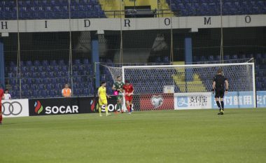 Probleme për portierit Arijanet Muriq, vjell në fillim të ndeshjes
