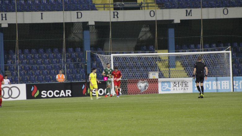 Probleme për portierit Arijanet Muriq, vjell në fillim të ndeshjes