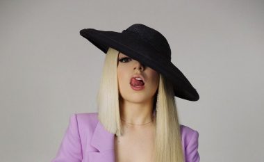 Ava Max sjell imazhe kur ishte fëmijë