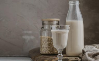 Qumësht bajameje, tërshëre apo soje: Cili qumësht i bimëve është zëvendësimi më i mirë për qumështin e lopës?