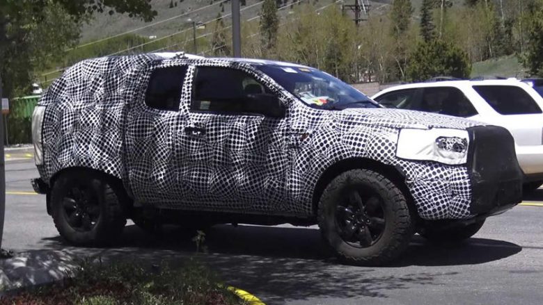 Ford Bronco kapet duke lëvizur me disa shtesa të çuditshme (Video)