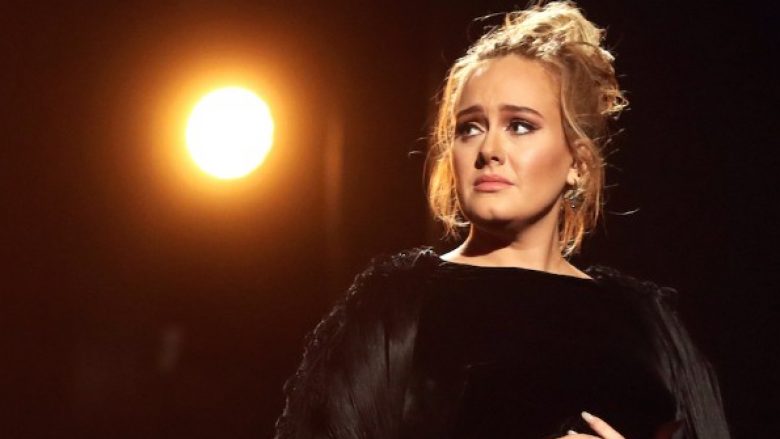 Adele publikon video në të cilën shfaqet e dehur pas koncertit të “Spice Girls”