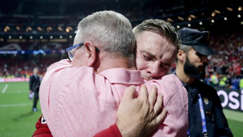 Henderson me skenë tjetër emocionale, mes lotësh shkon dhe përqafon babanë e tij me kancer pas finales