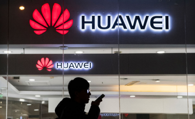 Huawei ka filluar të shfaqë reklama në ekranet e mbyllura të telefonave të zgjuar (Foto)