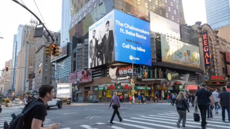 Kënga e re e Bebe Rexhës pushton “billboard”-et e New Yorkut