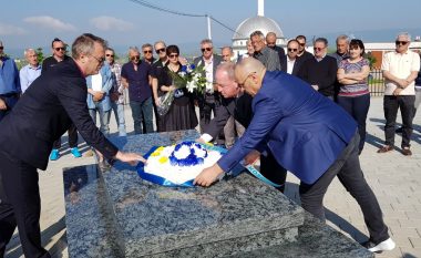 Krerët e FFK-së dhe ish-bashkëlojtarët bëjnë homazhe tek varri i ish-presidentit Vokrri
