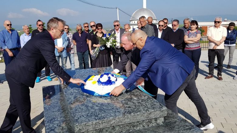 Krerët e FFK-së dhe ish-bashkëlojtarët bëjnë homazhe tek varri i ish-presidentit Vokrri