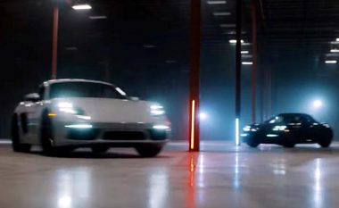 Instruktorët i vozitën dy Porsche me shpejtësi, brenda një magazine (Video)