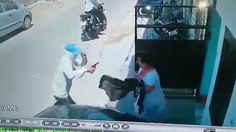 Kërcënohet me armë nga plaçkitësi i maskuar, gruaja duarthatë i kundërvihet dhe e ndjek (Video)