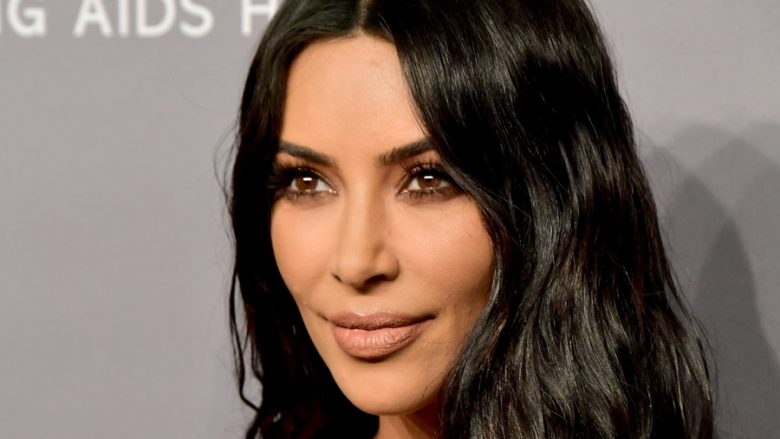 Kim Kardashian tregon gjithë procesin e mbulimit të ndryshimeve të psoriazës në këmbët e saj