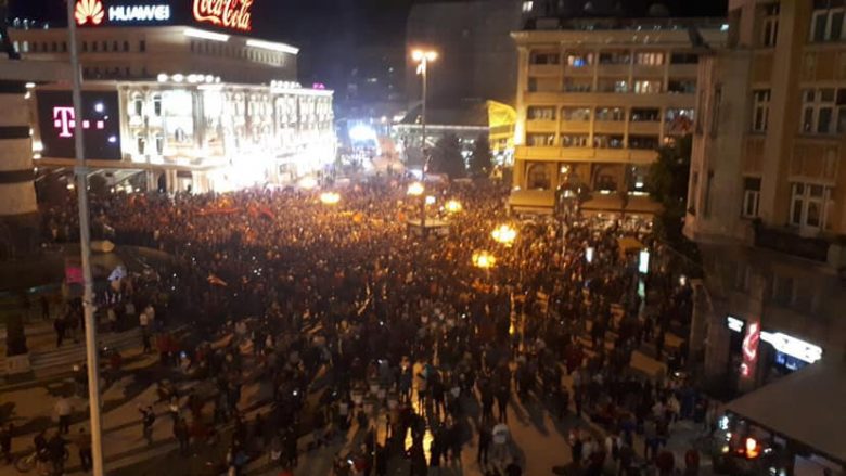 Festa në qendër të Shkupit: Dëmtohen dy vetura dhe arrestohen pesë persona