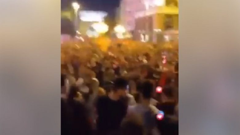 Mbrëmë jehuan këngë kundër shqiptarëve në qendër të Shkupit (Video)