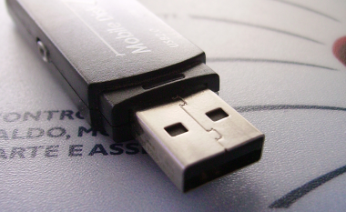 Krijuesi i portit USB është penduar që e ka bërë kaq të vështirë të kyçet
