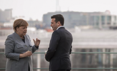 Zaev udhëton në Berlin, kërkon mbështetje nga Merkel për nisjen e negociatave me BE-në