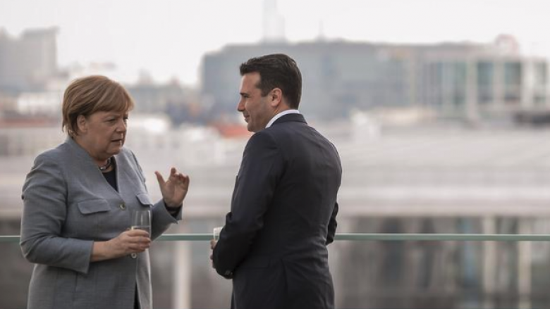 Zaev udhëton në Berlin, kërkon mbështetje nga Merkel për nisjen e negociatave me BE-në