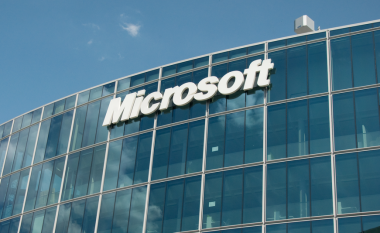 Microsoft ua ndalon punonjësve t shfrytëzojnë Slack, Google Docs dhe Amazon Web Services
