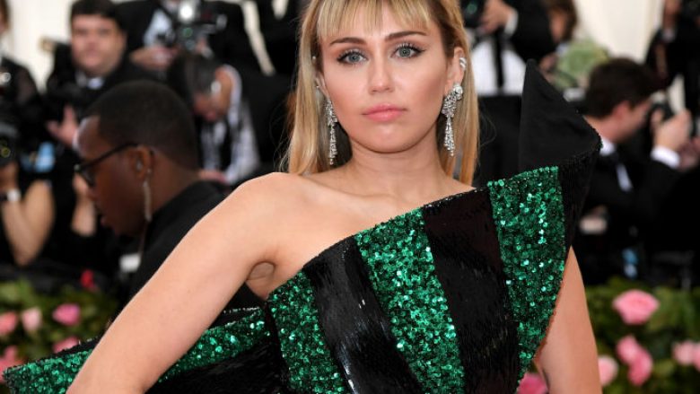 Albumi i ri i Miley Cyrus shoqërohet me një dhuratë të pazakontë