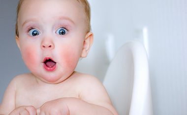 Si të veproni kur bebja juaj përpin ndonjë objekt: Mbani në mend këto gjashtë veprime!