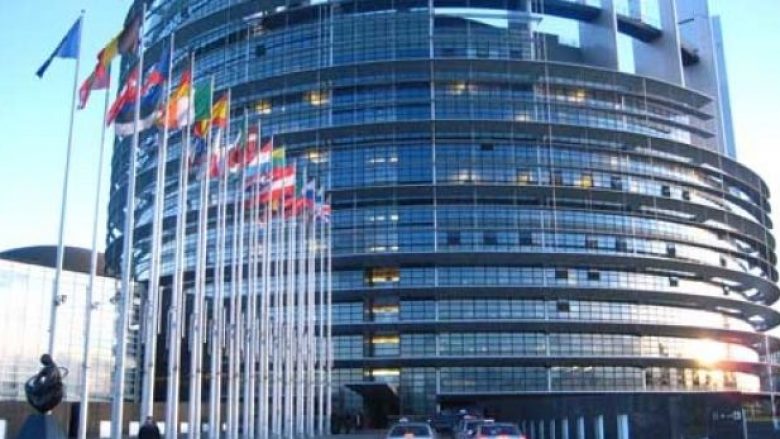 Miratohet Raporti për Kosovën në PE, mirëpritet aplikimi në BE