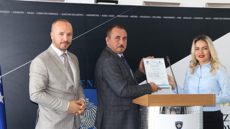 Agjencia e Kosovës për Forenzikë pranoi certifikatën e riakreditimit të laboratorëve