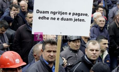 Protesta dhe aksion simbolik për 1 Maj, Azemi: Punëtorët e sektorit privat nuk kanë asnjë shpresë në Kosovë