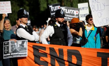 Protestuesit u përleshën me përkrahësit e presidentit Trump, në fillimin e vizitës treditore në Britani të Madhe (Video)