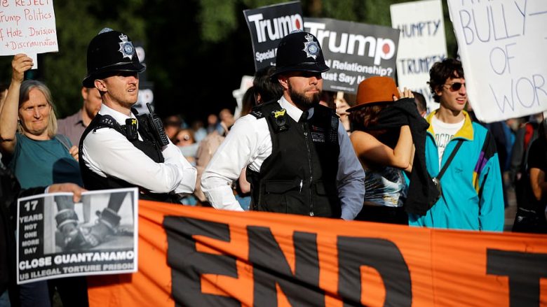 Protestuesit u përleshën me përkrahësit e presidentit Trump, në fillimin e vizitës treditore në Britani të Madhe (Video)