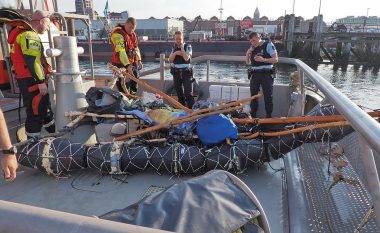 Rojat bregdetare shpëtuan emigrantin, provoi të largohej një barkë të improvizuar (Video)