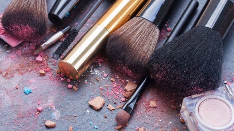 Si duhet t’i pastroni furçat e makijazhit dhe sa shpesh duhet ta bëni këtë?