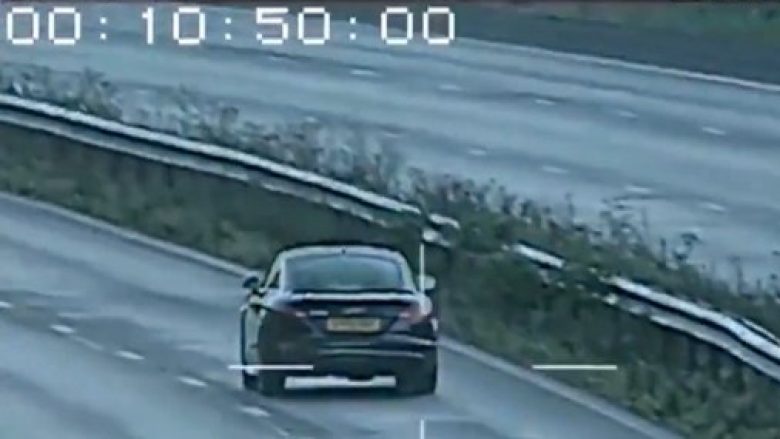 Kapet duke vozitur me shpejtësi 243 km/h, sepse “ishte vonë për punë”! (Video)