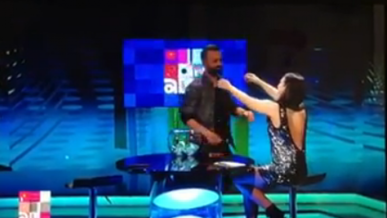 Jonida Vokshi dhe “prizrenasi” i “O Sa Mirë” puthen live në emision
