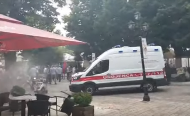 Tension në Shkodër, protestuesit tentojnë rrëmbimin e ambulancës për të goditur policinë (Video)