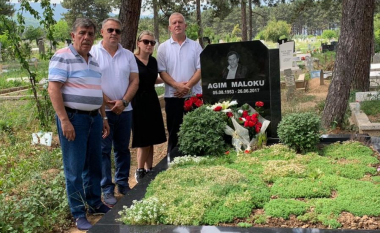 Presidenti Ademi e zyrtarë të FFK-së kujtojnë ikonën e Lirisë, Agim Maloku