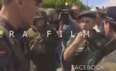 Pamje të bëra 20 vjet më parë: Kur oficeri i NATO-s u jep 30 minuta afat forcave serbe, për t’u larguar nga Prizreni (Video)