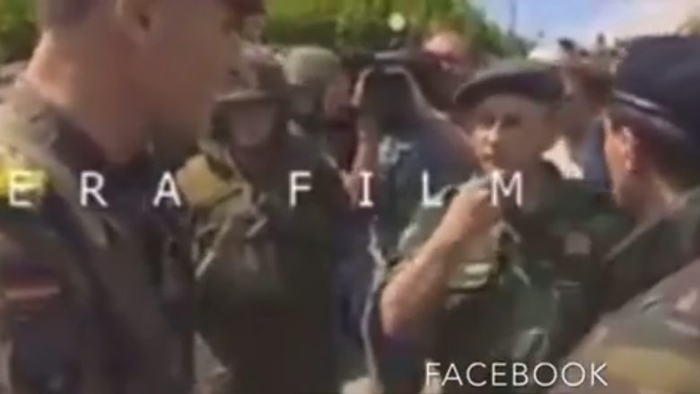 Pamje të bëra 20 vjet më parë: Kur oficeri i NATO-s u jep 30 minuta afat forcave serbe, për t’u larguar nga Prizreni (Video)